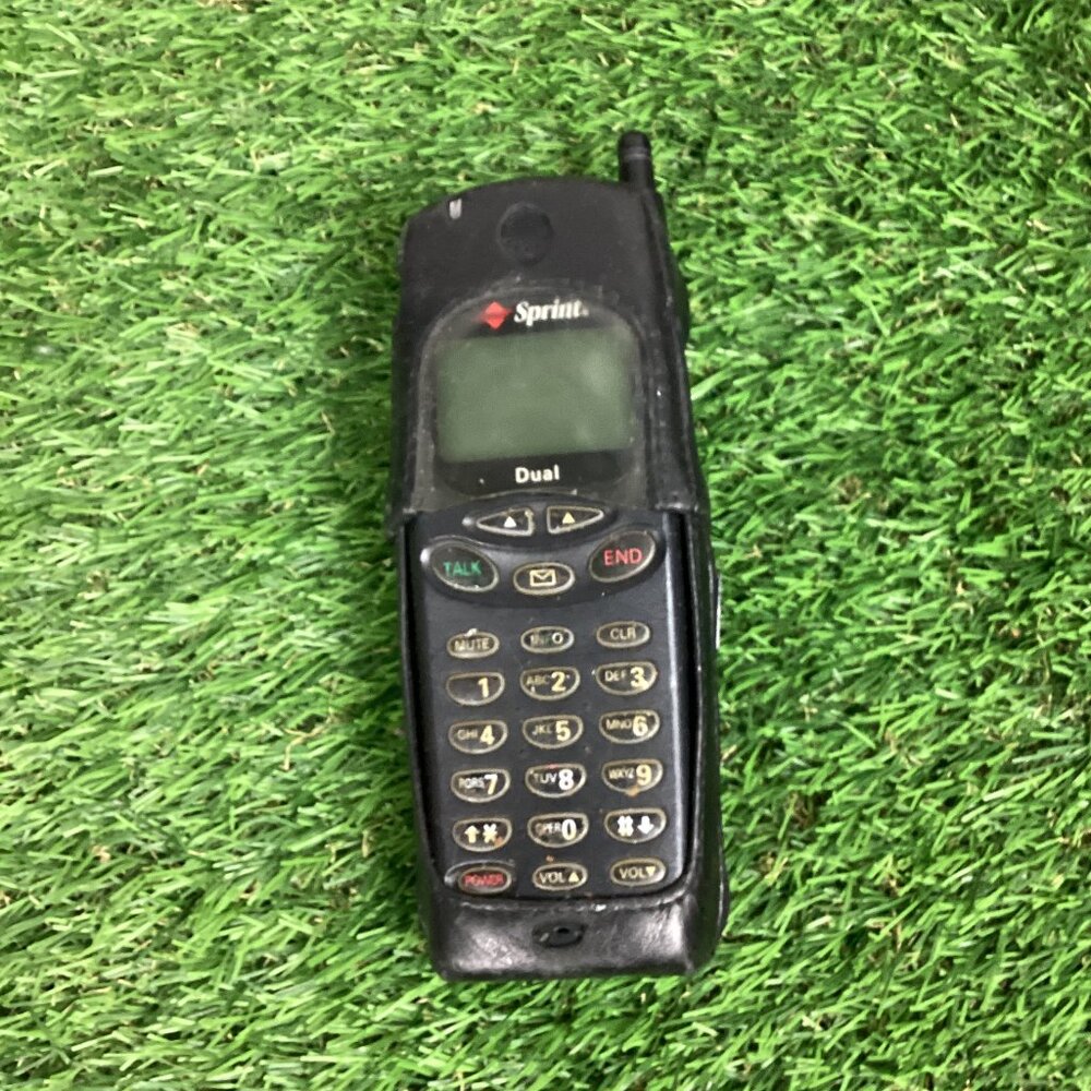 Vintage Sanyo Dual Band 3000 Mobile Phone